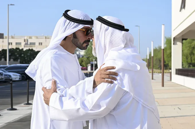 Khalifa bin Tahnoon bin Mohammed offers condolences on the passing of Mohammed Ali Afsan Al Mansouri’s mother