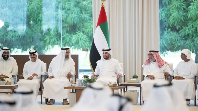 حمدان بن زايد يستقبل عدداً من المواطنين في قصر الظنة ويشيد بالكوادر المتميزة في منطقة الظفرة