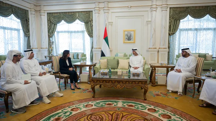 هزاع بن زايد يستقبل وفداً من شركة مطارات أبوظبي للاطلاع على خططها لتطوير مطار العين الدولي