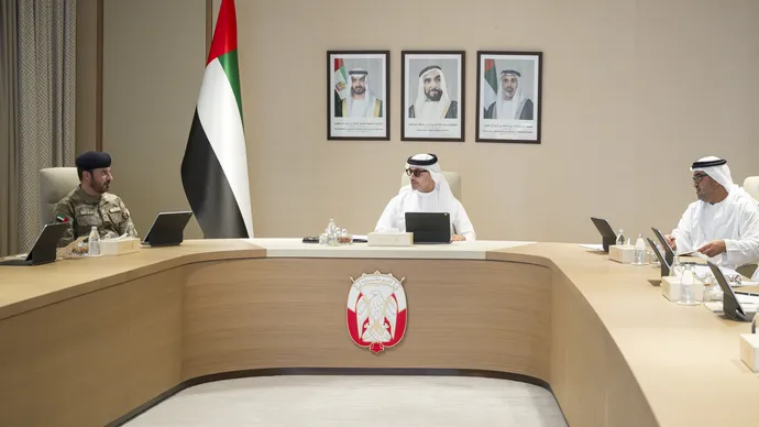 هزاع بن زايد يستقبل وفداً من شرطة أبوظبي والدفاع المدني ومركز إدارة الطوارئ والأزمات