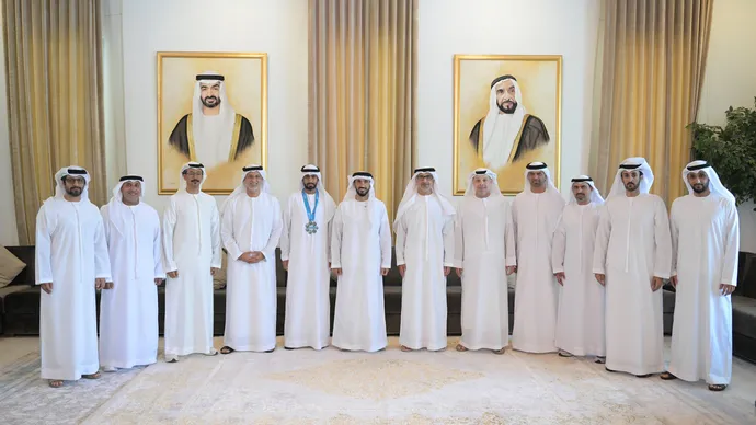 نهيان بن زايد يكرّم العدّاء الإماراتي سالم الهاشمي