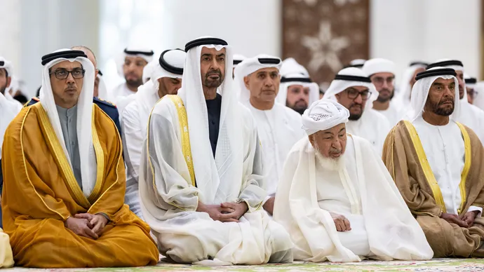 رئيس الدولة يؤدي صلاة عيد الأضحى في جامع الشيخ زايد بأبوظبي