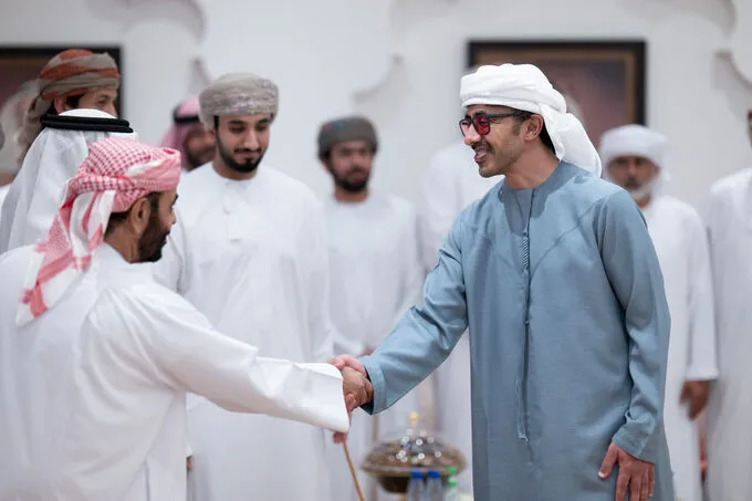 هزاع بن زايد وعبدالله بن زايد يعزيان في وفاة عوض سعيد سويلم الكتبي 