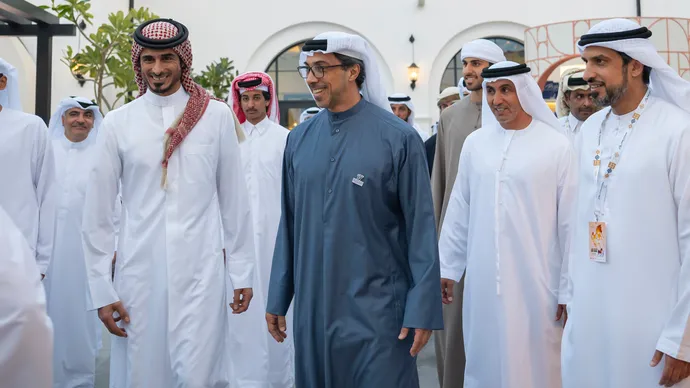 منصور بن زايد يستقبل جاسم بن حمد آل ثاني ويشهدان جانباً من منافسات جولة الجياد العربية-أبوظبي