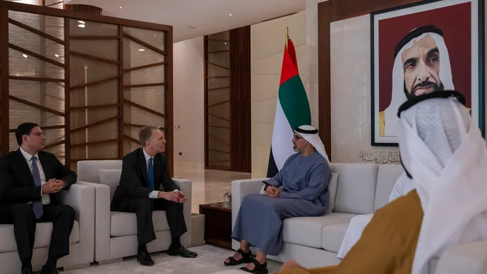 خالد بن محمد بن زايد يلتقي الرئيس التنفيذي لمجموعة بروكفيلد لإدارة الأصول والاستثمارات البديلة