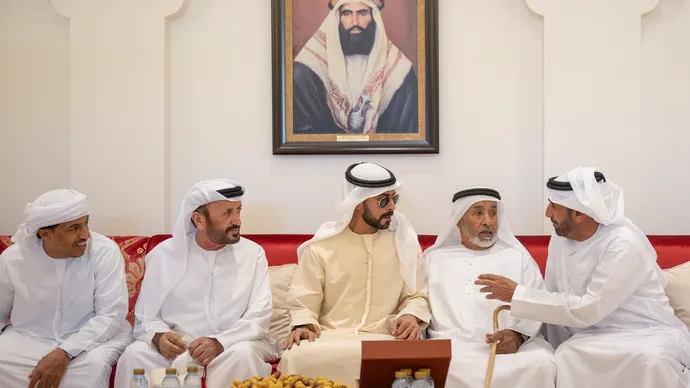 خليفة بن طحنون بن محمد يُقدِّم واجب العزاء في وفاة محمد عيلان المهيري