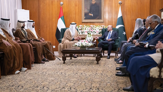 ولي عهد أبوظبي ورئيس باكستان يبحثان تعزيز العلاقات الثنائية والتعاون المشترك بين البلدين
