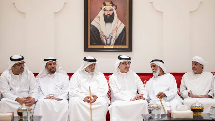 هزاع بن زايد يُقدِّم واجب العزاء في وفاة مبارك محمد رويشد الشامسي