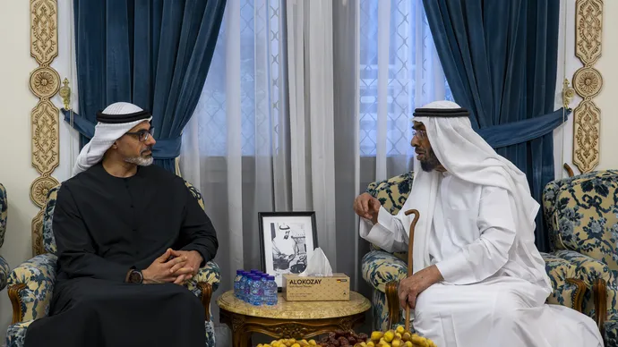 خالد بن محمد بن زايد يُقدِّم واجب العزاء في وفاة فاطمة هلال راشد المزروعي