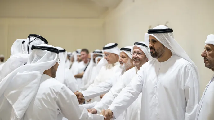 ذياب بن محمد بن زايد يقدِّم واجب العزاء في وفاة والدة الشهيد إسماعيل عبدالقادر الملا