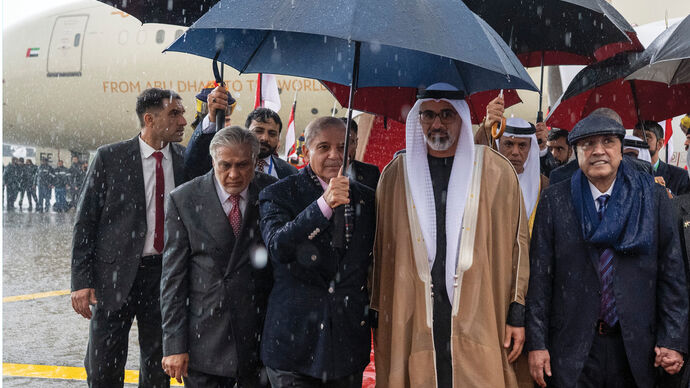 نيابة عن رئيس الدولة.. ولي عهد أبوظبي يصل إلى باكستان في زيارة رسمية