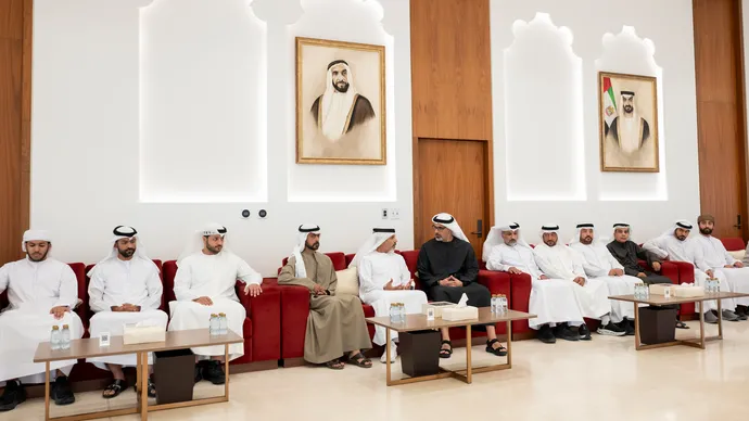 خالد بن محمد بن زايد يُقدم واجب العزاء في وفاة فاطمة محمد المنصوري