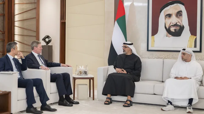 خالد بن محمد بن زايد يلتقي الرئيس التنفيذي لشركة &quot;فيزا&quot;