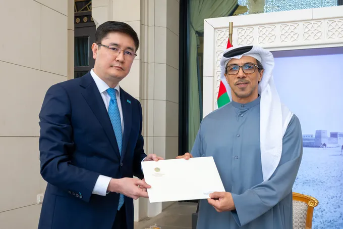 UAE President receives written message from President of Kazakhstan, conveyed through Mansour bin Zayed