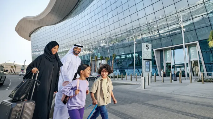 فرق مطار زايد الدولي تعمل على مدار الساعة لضمان استمرارية العمليات وسلامة المسافرين