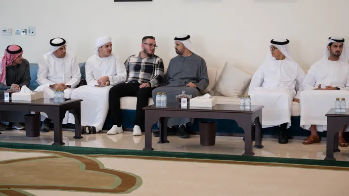 ذياب بن محمد بن زايد يقدِّم واجب العزاء في وفاة الشهيد محمد أزنيبلة