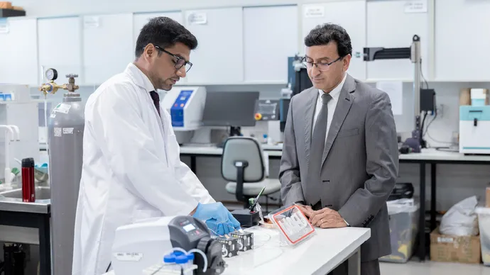 جامعة الإمارات تحصل على براءة اختراع أمريكية عن تطوير بطارية مبتكرة تحوِّل ثاني أكسيد الكربون إلى طاقة نظيفة