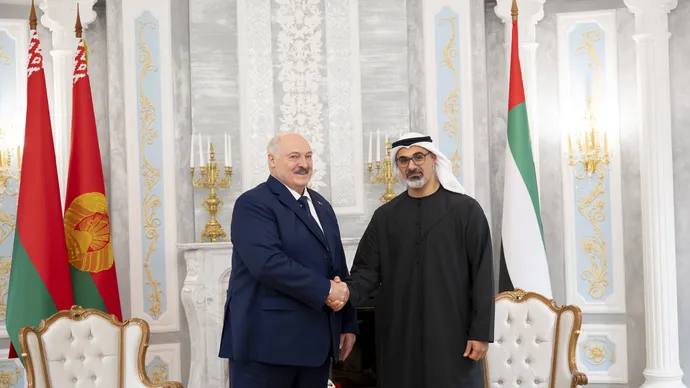 ولي عهد أبوظبي والرئيس البيلاروسي يبحثان سبل تعزيز العلاقات الثنائية