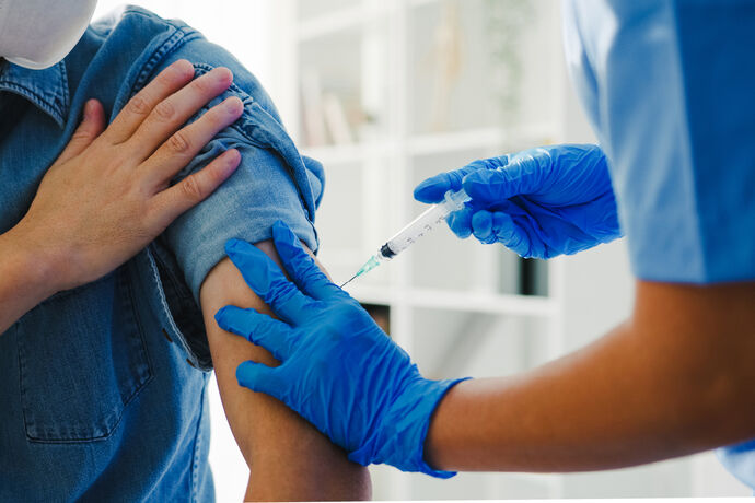 أبوظبي توفر خدمات التطعيم لكوفيد-19 وفحص &quot;بي سي آر&quot; في صيدليات الإمارة