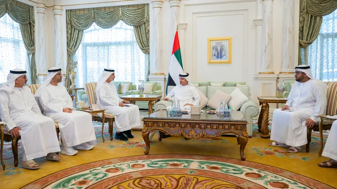 هزاع بن زايد  يستقبل وفوداً من القطاع الرياضي للاطلاع على المبادرات والمشاريع التطويرية في منطقة العين