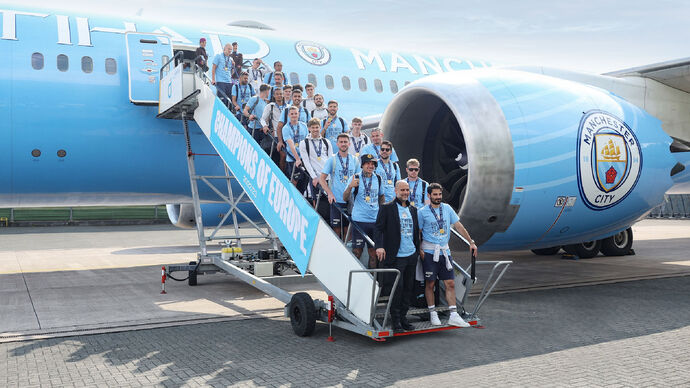 Etihad Airways fly European champions Manchester City on club-themed Dreamliner to Manchester