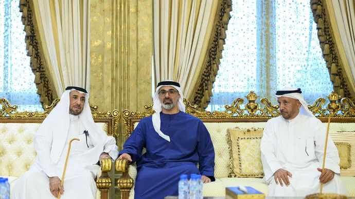 خالد بن محمد بن زايد يعزي د. محمد سعيد البادي في وفاة والدته