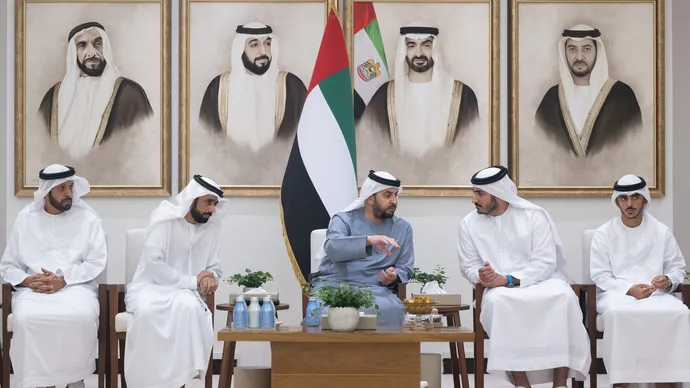 حمدان بن زايد يتفقد مشاريع مدينة المرفأ ويطلع على الاستعدادات للسباقات الشراعية ويلتقي المواطنين
