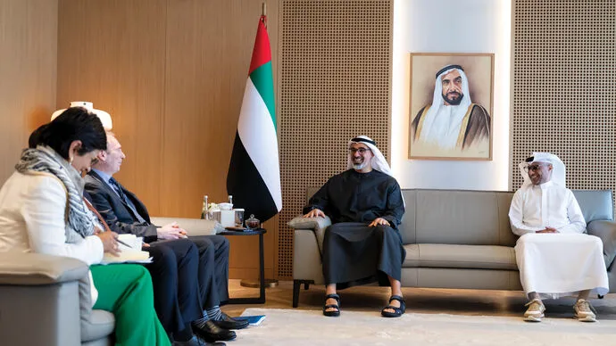 خالد بن محمد بن زايد يلتقي الرئيس التنفيذي لشركة أمازون