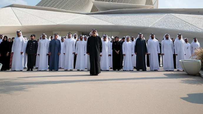 خالد بن محمد بن زايد يرفع علم الدولة أمام متحف زايد الوطني احتفاءً بيوم العلم