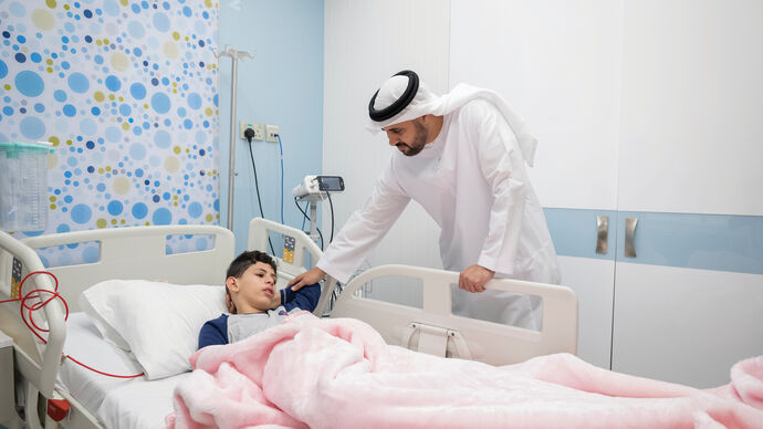 ذياب بن محمد بن زايد يواصل زياراته للأطفال الفلسطينيين وأسرهم الذين يتلقّون العلاج في مستشفيات الدولة