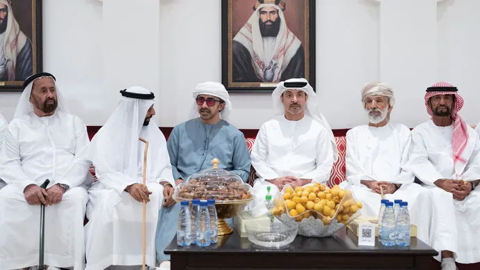 هزاع بن زايد وعبدالله بن زايد يعزيان في وفاة عوض سعيد سويلم الكتبي