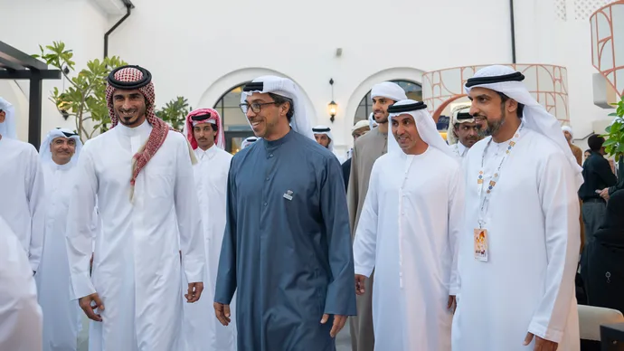 منصور بن زايد يستقبل جاسم بن حمد آل ثاني ويشهدان جانباً من منافسات جولة الجياد العربية-أبوظبي