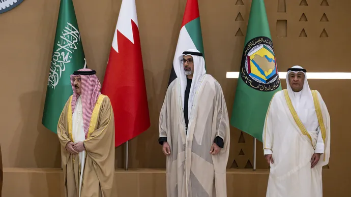نيابة عن رئيس الدولة.. ولي عهد أبوظبي يترأس وفد دولة الإمارات في القمة الخليجية – الأمريكية في الرياض
