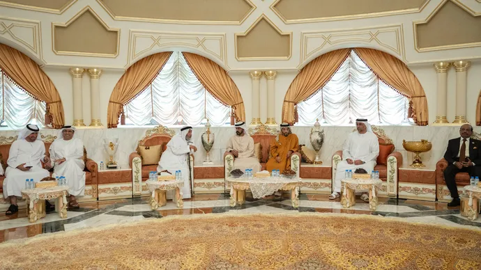 خليفة بن طحنون بن محمد يُقدِّم واجب العزاء في وفاة آمنة أحمد الظاهري