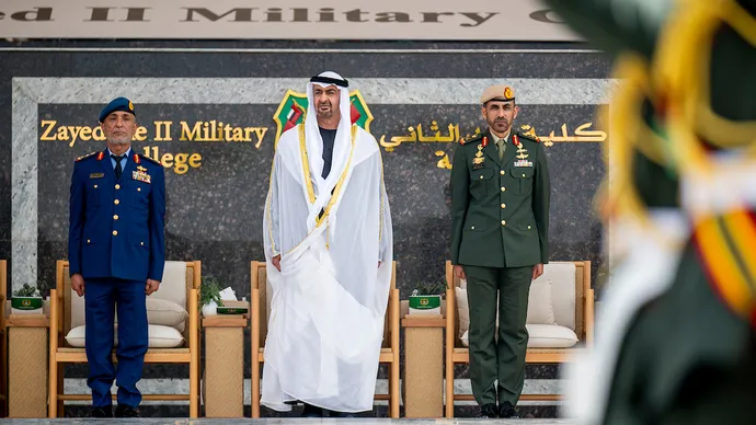 رئيس الدولة  يشهد حفل تخريج الدورتين الـ50 للمرشحين والأولى للمرشحين الجامعيين من كلية زايد الثاني العسكرية في منطقة العين