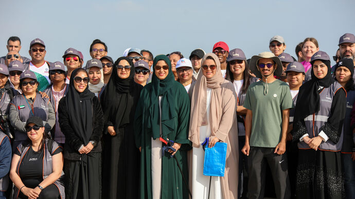 بحضور شما بنت سلطان بن خليفة.. مؤسسة «ذا كلايمت ترايب» تنفِّذ حملة تنظيف لشاطئ السلمية