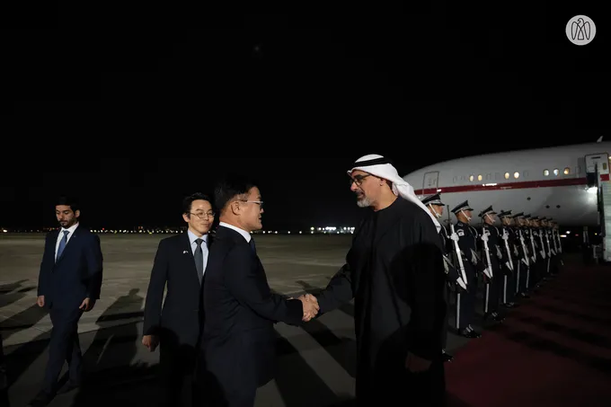 On behalf of the UAE President.. Crown Prince of Abu Dhabi arrives in Korea to attend Asia-Pacific Economic Cooperation forum
