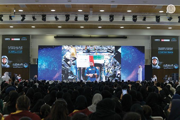 سيف بن زايد يشهد حدث "لقاء من الفضاء" الذي جمع سلطان النيادي مع أهالي العين في جامعة الإمارات العربية المتحدة