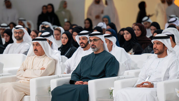 خالد بن محمد بن زايد يحضر جلسة بعنوان &quot;طموحنا.. ننافس بهم دول العالم&quot;