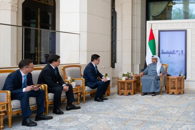 UAE President receives written message from President of Kazakhstan, conveyed through Mansour bin Zayed