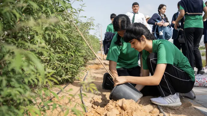In collaboration with Abu Dhabi Municipality and ALEC, Miral plants 300 trees as part of Planting Roots for a Sustainable Future initiative