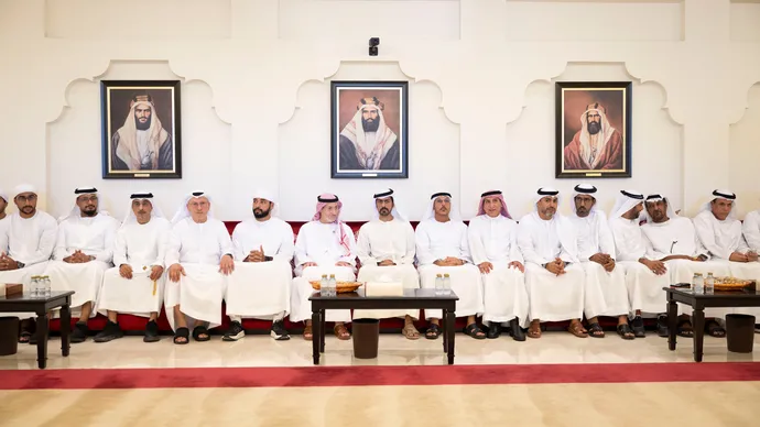 خليفة بن طحنون بن محمد يقدِّم واجب العزاء في وفاة محمود أحمد القيسية