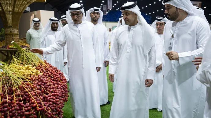 هزاع بن زايد يزور "مهرجان العين للرطب" في دورته الأولى