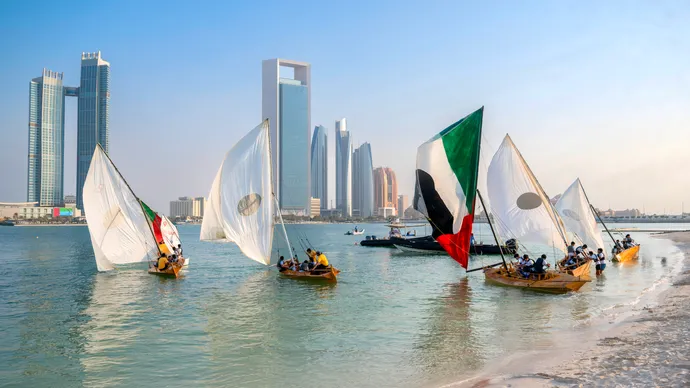 البرنامج الصيفي نوخذة أبوظبي يمكِّن الجيل المقبل بمهارات الإبحار الشراعي وقيادة المحامل التقليدية