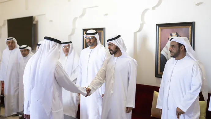 خليفة بن طحنون بن محمد يُقدِّم واجب العزاء في وفاة شمسة صالح الفلاحي