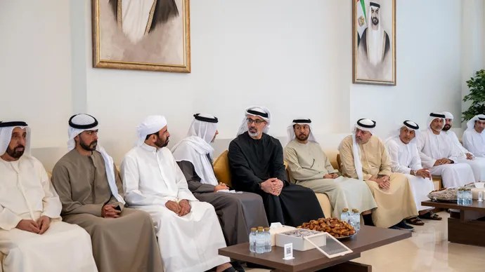 خالد بن محمد بن زايد يُقدم واجب العزاء في وفاة حمد بن راشد بن حمد الهاجري