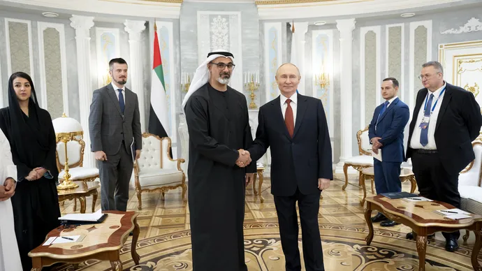 ولي عهد أبوظبي يلتقي الرئيس الروسي في العاصمة البيلاروسية مينسك