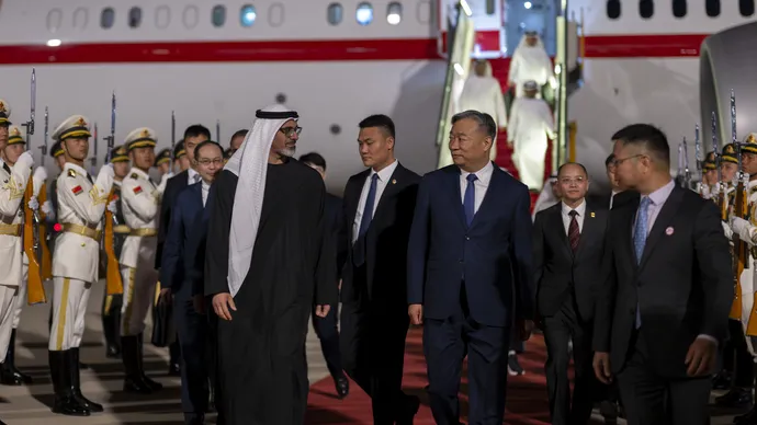 ولي عهد أبوظبي يصل إلى العاصمة بكين في زيارة رسمية إلى جمهورية الصين الشعبية