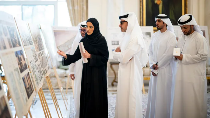هزاع بن زايد يطّلع على مستجدات المشاريع والبرامج السكنية في منطقة العين