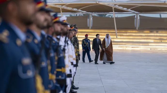 ذياب بن محمد بن زايد يستقبل رئيس وزراء سنغافورة في واحة الكرامة
